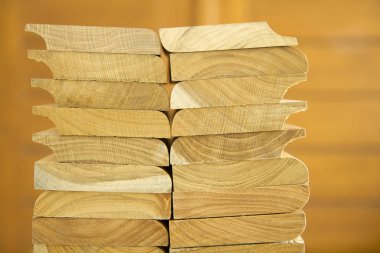 Düzenlenen katı teak ahşap ahşap arka plan ile yığını