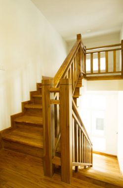 Modern ahşap merdiven ile ev iç