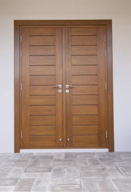 Kiremitli kat ile ahşap kapı
