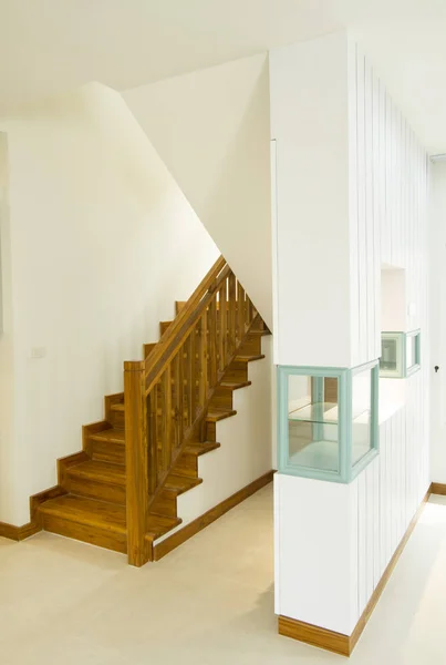 住宅内饰与现代木制楼梯 — 图库照片