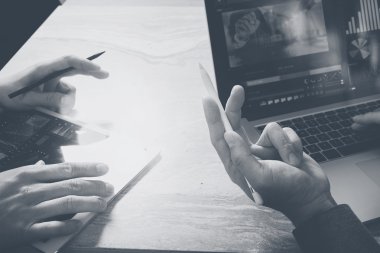 Fotoğraf Web grafik tasarımcı el toplantı ekibi ile yeni olarak