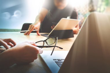 iki meslektaşım web tasarımcısı veri ve dijital tablet tartışırken bir