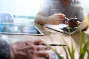 Fotoğraf Web grafik tasarımcı el toplantı ekibi ile yeni olarak