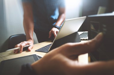 işadamı el kullanarak akıllı telefon, mobil ödeme online alışveriş, omni kanal, dijital tablet yerleştirme klavye bilgisayar, sıkıştırılmış sunucu 