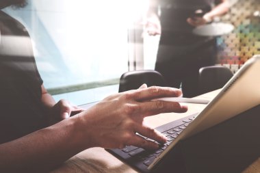 iki meslektaşım web tasarımcısı tartışırken veri ve dijital tablet yapmak