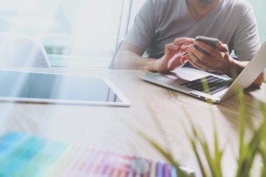 Fotoğraf Web grafik tasarımcı el toplantı ekibi ile yeni olarak