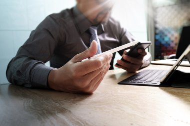 project.using akıllı telefon yeni başlaması ile birlikte çalışan iş adamı 