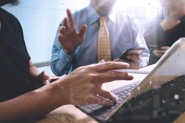 ofis masaları ile akıllı telefon ve dizüstü c üzerindeki iş belgeler