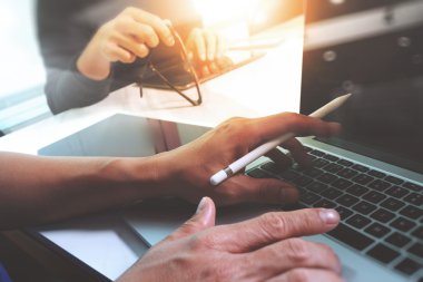 iki arkadaşları Web sitesi Tasarımcısı veri ve dijital tabl tartışıyor