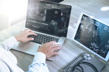 Doktor zeki ile dijital tablet ve dizüstü bilgisayar ile çalışma
