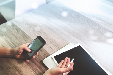 işadamı el Stylus kalem dijital tablet akıllı ph ile çalışma