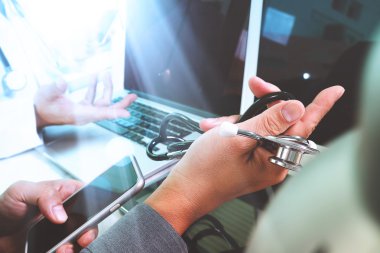  Tıbbi teknoloji ağ ekibi toplantı konsepti. Doktor el wo