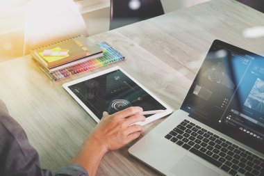 dizüstü bilgisayar com ile video konferansa katılan web sitesi tasarımcısı el