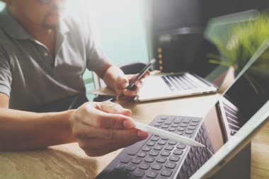 Mermer Resepsiyon çalışma Laptop yüklü çalışan geliştirici dış kaynak