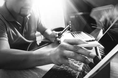 Mermer Resepsiyon çalışma Laptop yüklü çalışan geliştirici dış kaynak