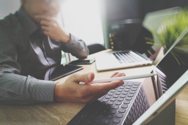 Mermer Resepsiyon çalışma Laptop yüklü çalışan geliştirici dış kaynak