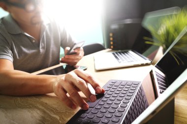 Mermer Resepsiyon çalışma Laptop yüklü çalışan geliştirici dış kaynak