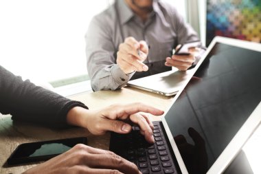 iki meslektaşım web tasarımcısı tartışırken veri ve dijital tablet yapmak
