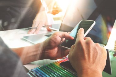 iki arkadaşları Web sitesi Tasarımcısı veri ve dijital tabl tartışıyor