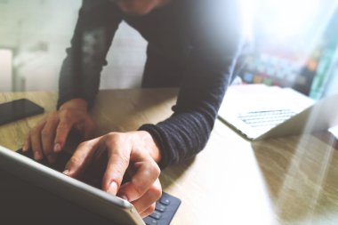 Web sitesi tasarımcısı dijital tablet çalışma dock klavye ve yüklü