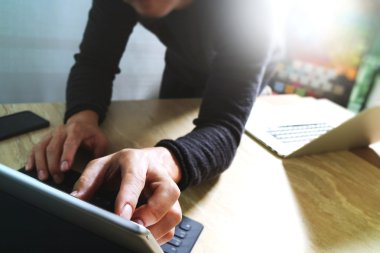 Web sitesi tasarımcısı dijital tablet çalışma dock klavye ve yüklü