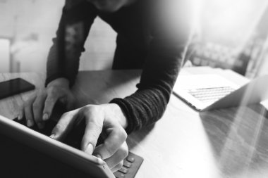 Web sitesi tasarımcısı dijital tablet çalışma dock klavye ve yüklü