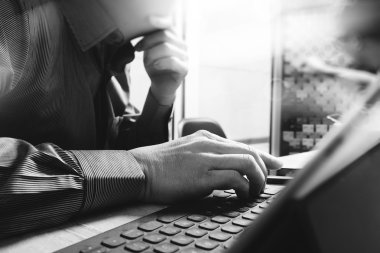 Coworking işlemi, yaratıcı ofisinde çalışan girişimci takım 