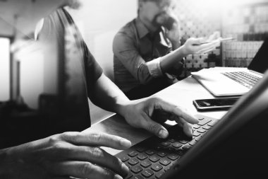 Coworking işlemi, yaratıcı ofisinde çalışan girişimci takım 