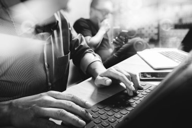 Coworking işlemi, yaratıcı ofisinde çalışan girişimci takım 