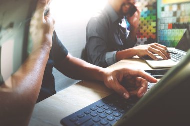Coworking işlemi, yaratıcı ofisinde çalışan girişimci takım 