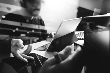 işadamı el kullanarak akıllı telefon, mobil ödeme online alışveriş, omni kanal, dijital tablet yerleştirme klavye bilgisayar, sıkıştırılmış sunucu 