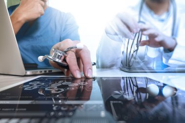 Tıbbi teknoloji ağ takım kavramı. Doktor el çalışma zekâ