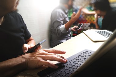 Coworking işlemi, yaratıcı ofisinde çalışan girişimci takım 