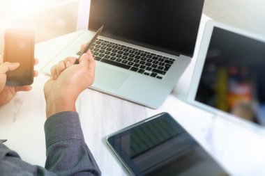 İşadamı el dijital tablet dokunmadan. Fotoğraf Finans Yöneticisi w