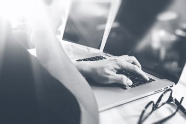 Web sitesi tasarımcısı dijital tablet ve bilgisayar laptop ile çalışma