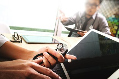 Tıbbi teknoloji ağ takım toplantı kavramı. Doktor el wor