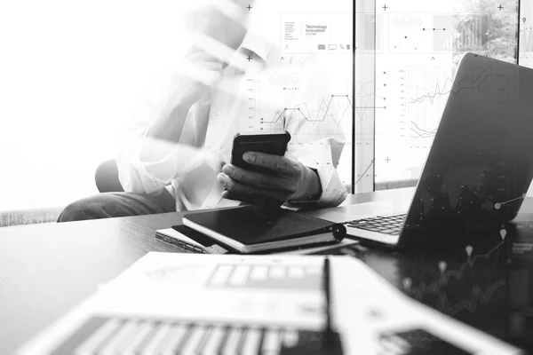 Documentos de negócios na mesa de escritório com telefone inteligente e digital — Fotografia de Stock