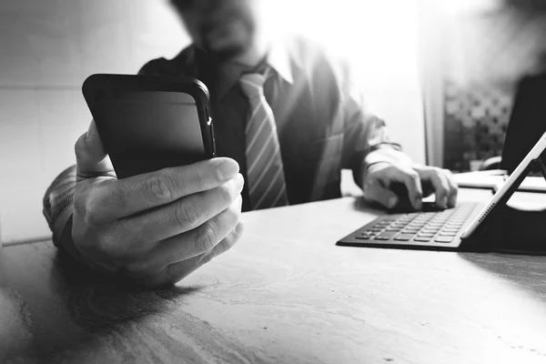 Homme d'affaires utilisant téléphone intelligent et clavier dock numérique tablet.W — Photo