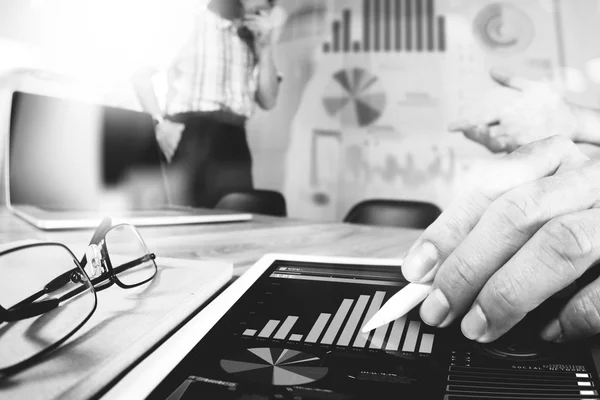 Zakenman maken presentatie met zijn collega's en het bedrijfsleven — Stockfoto