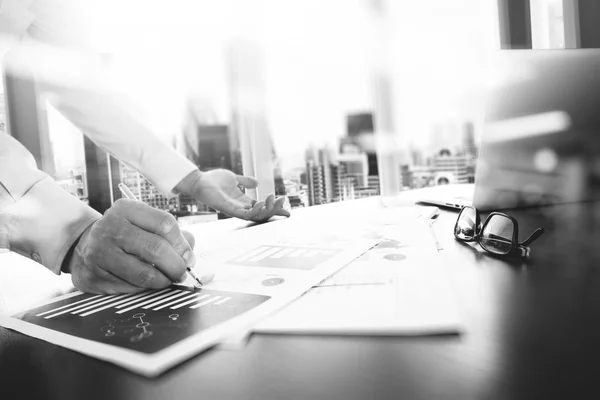 Affärsdokument på office bord med smart telefon och digital — Stockfoto