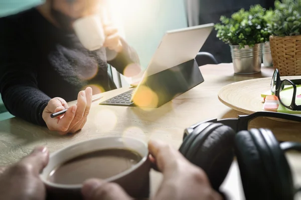 Co-working concepteurs de sites Web travaillant au bureau et tenant une tasse — Photo