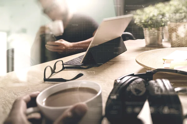 Co-working designers créatifs travaillant au bureau et tenant un cu — Photo