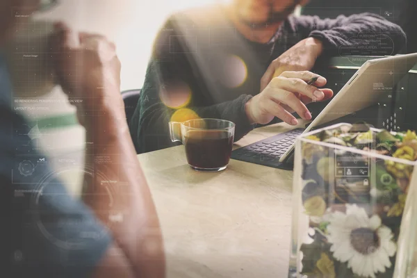 Pause café de bureau avec deux collègues concepteurs assis chattin — Photo