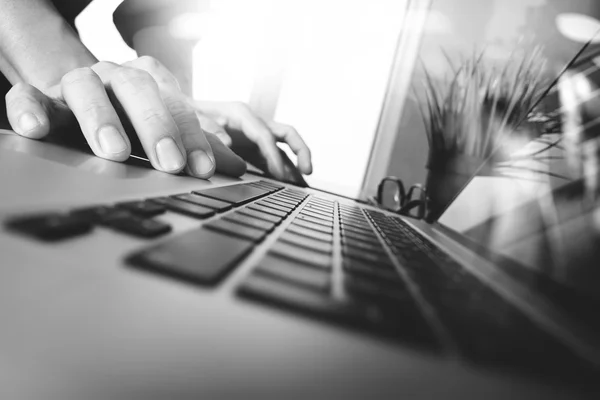 Business man hand werken op leeg scherm laptopcomputer in woo — Stockfoto