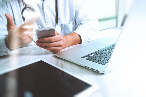 Médico médico mano trabajando con la tableta digital moderna y lapt — Foto de Stock