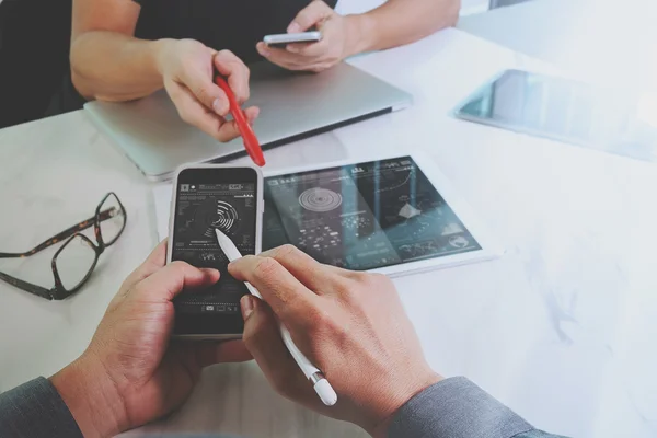 Concetto di riunione del team di tecnologia medica. Medico mano wor — Foto Stock