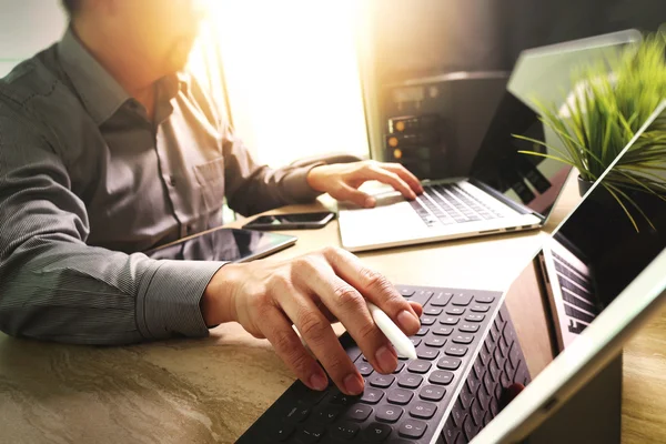 Outsourcingu deweloper pracujący nad marmurowe biurko pracy laptopa komput — Zdjęcie stockowe