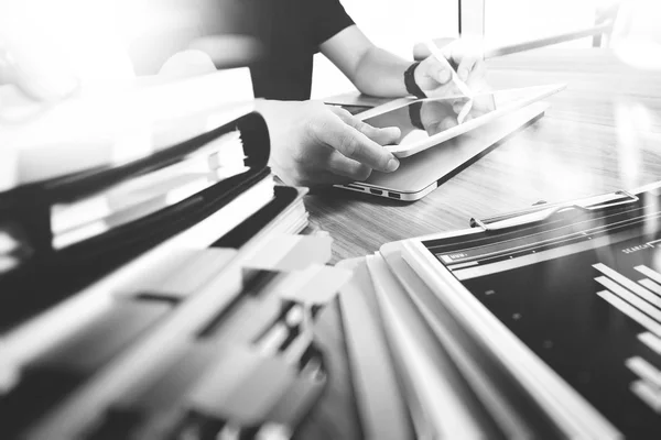 Zakelijke documenten op kantoor tafel met slimme telefoon en digitale — Stockfoto