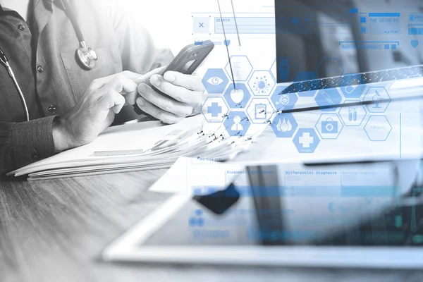 Medizindoktor hält modernes digitales Smartphone und Laptop in der Hand — Stockfoto