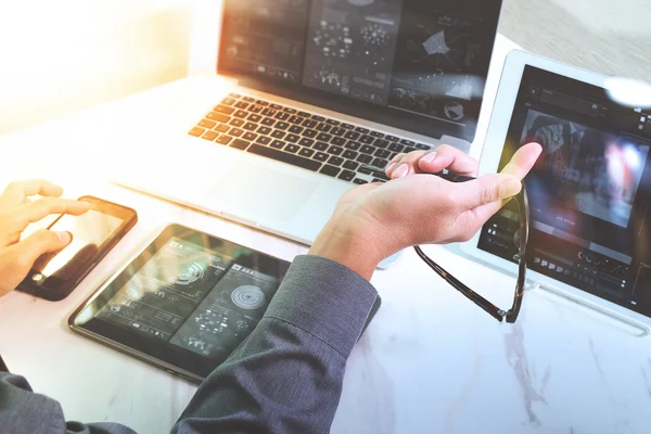 Mano uomo d'affari utilizzando smartphone, pagamenti mobili shopping online, omni canale, computer tastiera digitale tablet docking, server compatto — Foto Stock